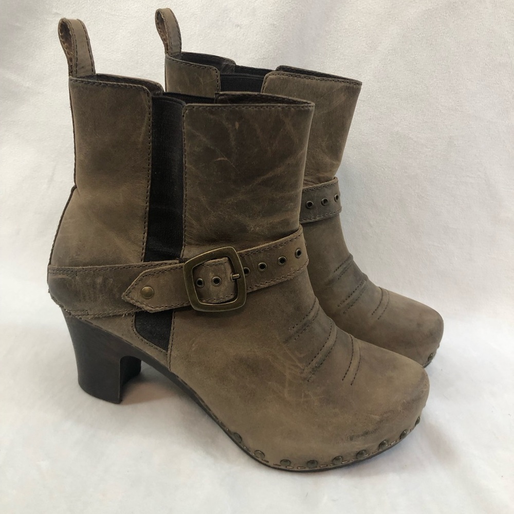 Dansko size 39 8.5 to 9 reagen brown distressed leather heeled studded bootie